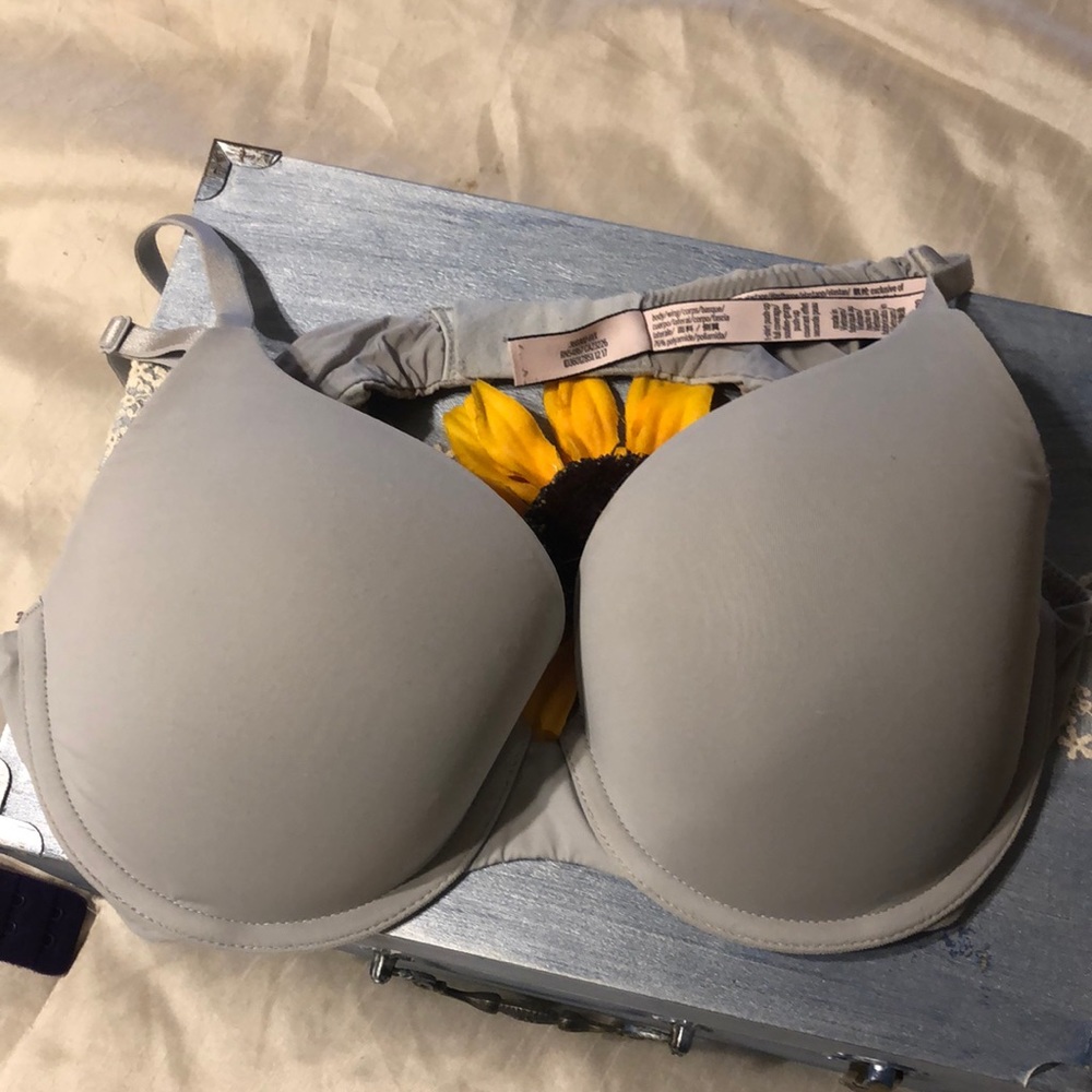 Victoria Secret t- shirt push up bra 36b